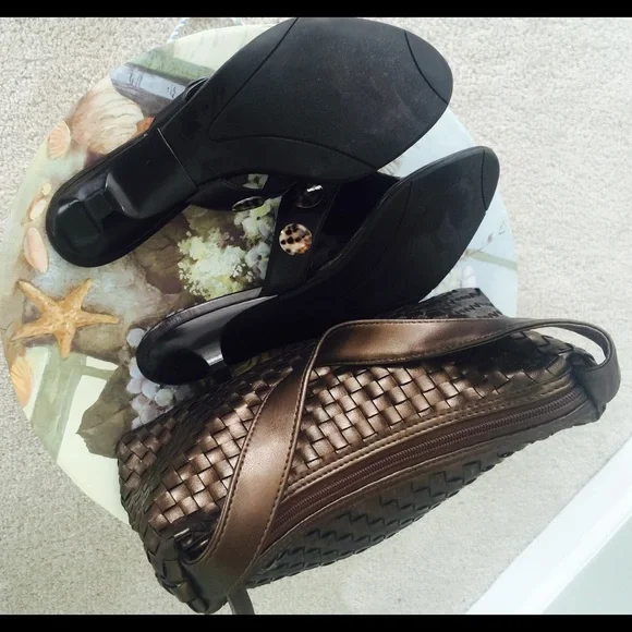 Gorgeous MATRIX hand bag and TAlBOTS sandals. - Picture 4 of 6